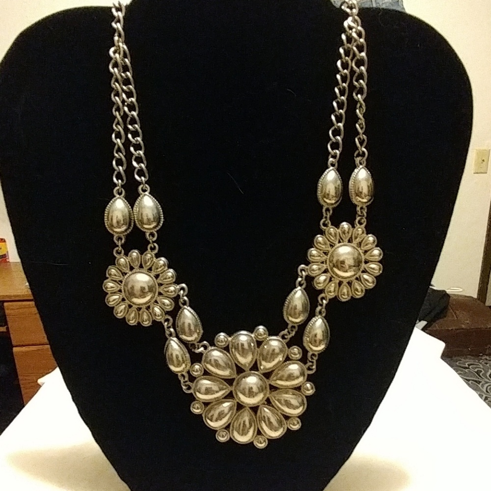 Stylish vintage style flower necklace